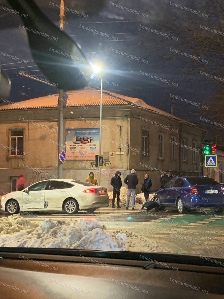 ACCIDENT în Capitală. Două automobile s-au lovit VIOLENT (FOTO)