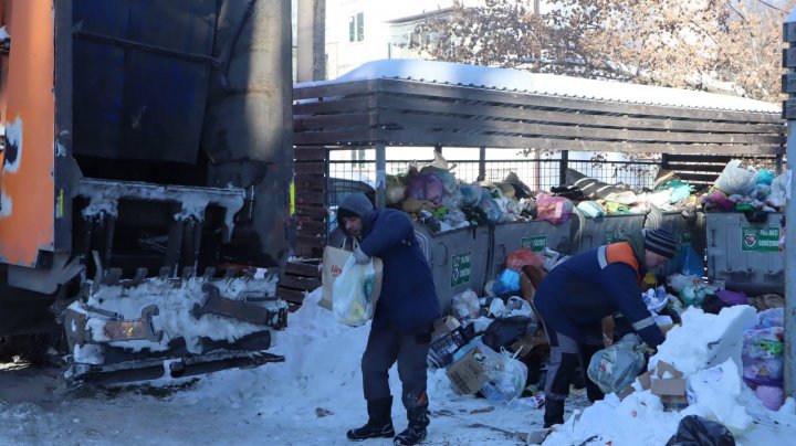 Șoferii sunt îndemnați să nu parcheze mașinile în fața platformelor de colectare a deșeurilor. Care este MOTIVUL (FOTO/VIDEO)