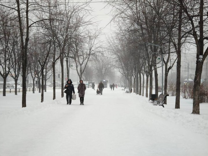 Peisaj de vis în Chișinău: Orașul îmbrăcat în mantia albă a zăpezii GALERIE FOTO