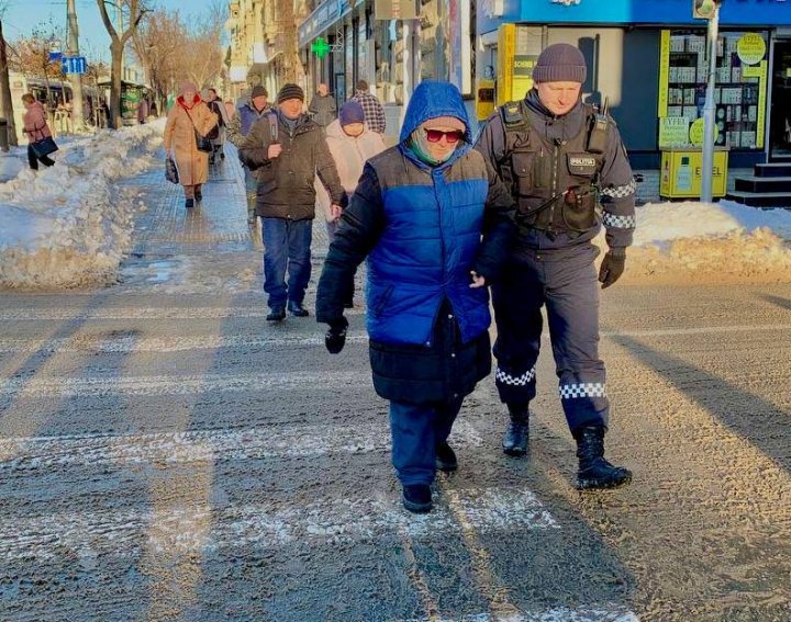 ATENŢIE! Drumurile ACOPERITE cu POLEI. Poliţia vine cu RECOMANDĂRI pentru pietoni şi şoferi (FOTO)