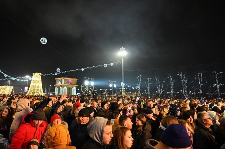 Concert spectaculos și focuri de artificii în inima Chișinăului. Sute de oameni au întâlnit noul an în Piața Mariii Adunări Naționale (VIDEO/FOTO)