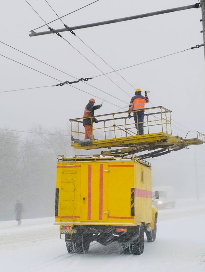 Vremea rea face ravagii! Circulația troleibuzelor din Capitală, AFECTATĂ (FOTO)