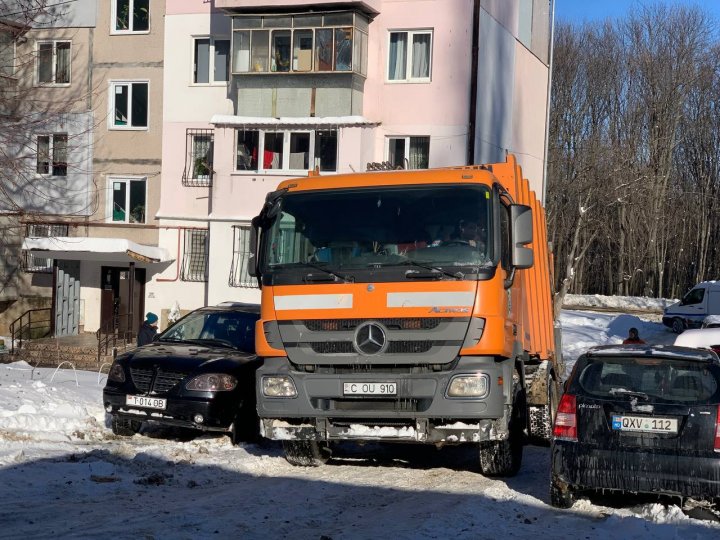 Șoferii sunt îndemnați să nu parcheze mașinile în fața platformelor de colectare a deșeurilor. Care este MOTIVUL (FOTO/VIDEO)