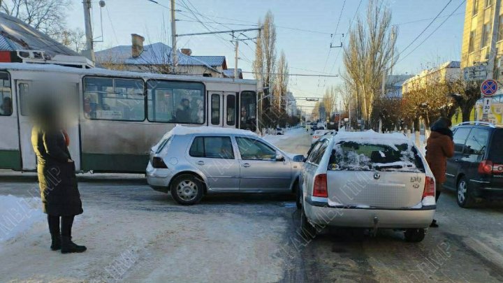 ACCIDENT. Două automobile s-au lovit VIOLENT (FOTO/VIDEO)