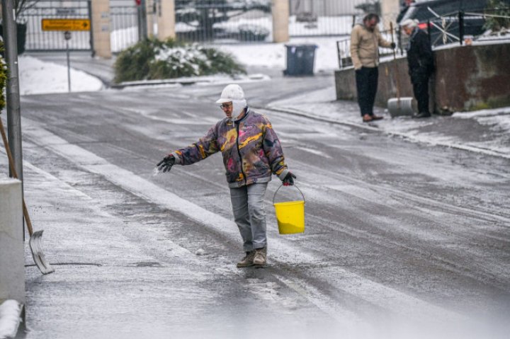 Nordul și vestul Europei, LOVIT de un val de aer polar. Sute de zboruri au fost anulate din cauza ninsorilor abundente și a poleiului (FOTO)