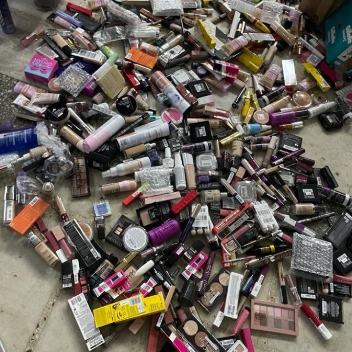 Produse cosmetice în cantităţi comerciale, nedeclarate organului vamal, GĂSITE în bagajul unui moldovean. Ce pedeapsă riscă (FOTO)