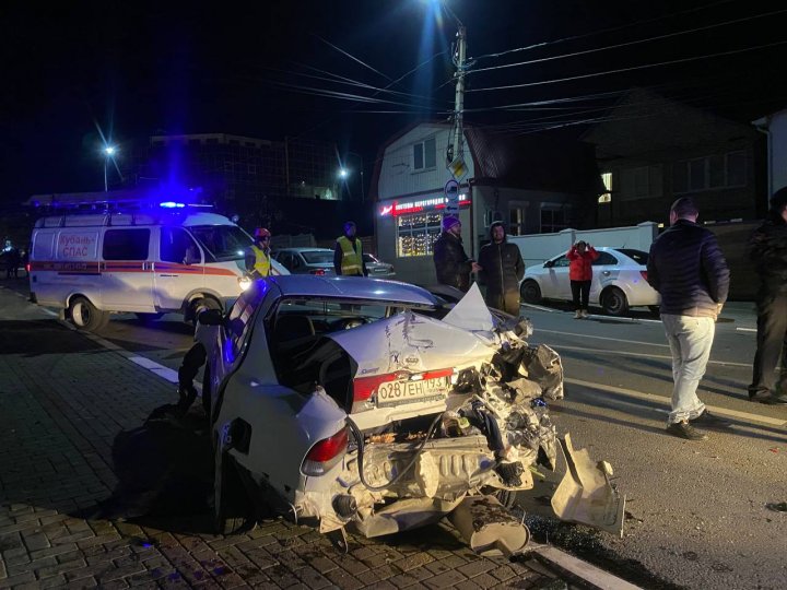 Un camion cu macara a rămas fără frâne, a făcut praf 14 mașini și s-a oprit în zidul unui bloc. Sunt victime (VIDEO/FOTO)