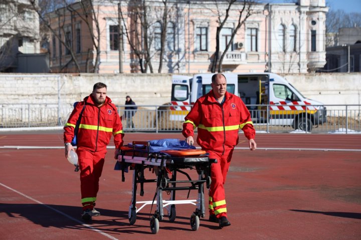 Un tânăr din raionul Drochia, TRANSPORTAT cu un elicopter SMURD la Chişinău. Ce s-a întâmplat (FOTO)