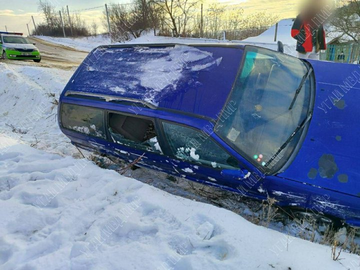 ACCIDENT GRAV. O maşină a ajuns în şanţ. O fetiţă de 11 ani a avut de suferit FOTO