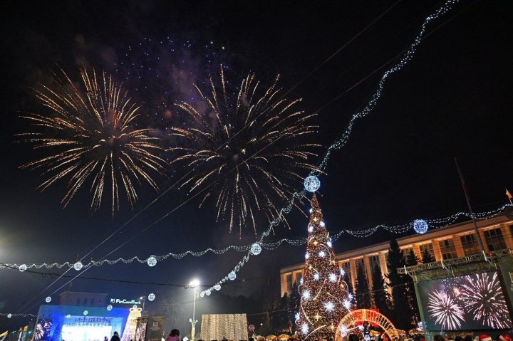 Concert spectaculos și focuri de artificii în inima Chișinăului. Sute de oameni au întâlnit noul an în Piața Mariii Adunări Naționale (VIDEO/FOTO)