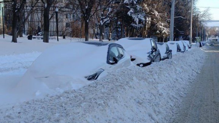 Surpriză neplăcută pentru şoferii din Capitală. S-au trezit cu maşinile îngropate în zăpadă