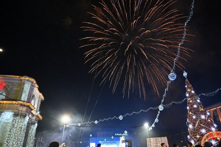 Concert spectaculos și focuri de artificii în inima Chișinăului. Sute de oameni au întâlnit noul an în Piața Mariii Adunări Naționale (VIDEO/FOTO)