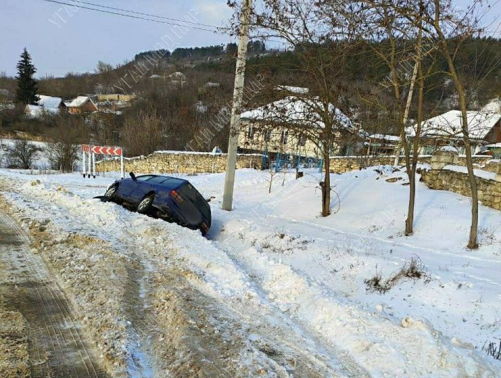 ACCIDENT GRAV. O maşină a ajuns în şanţ. O fetiţă de 11 ani a avut de suferit FOTO