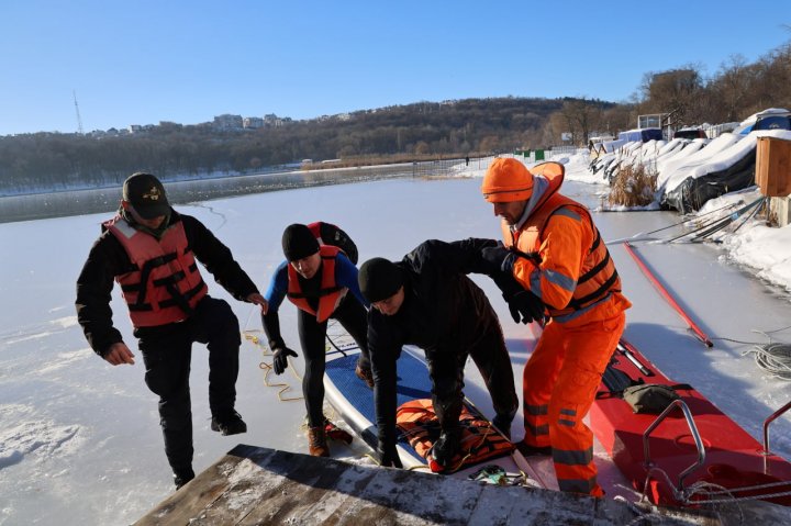 Reguli de SECURITATE pe apă în perioada rece a anului. Vezi ce SFATURI dau salvatorii pentru a PREVENI tragediile (FOTO)