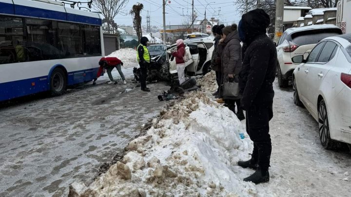 Accident grav la Durlești, cu implicarea a două mașini și un troleibuz, soldat cu o VICTIMĂ FOTO