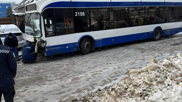 Accident grav la Durlești, cu implicarea a două mașini și un troleibuz, soldat cu o VICTIMĂ FOTO