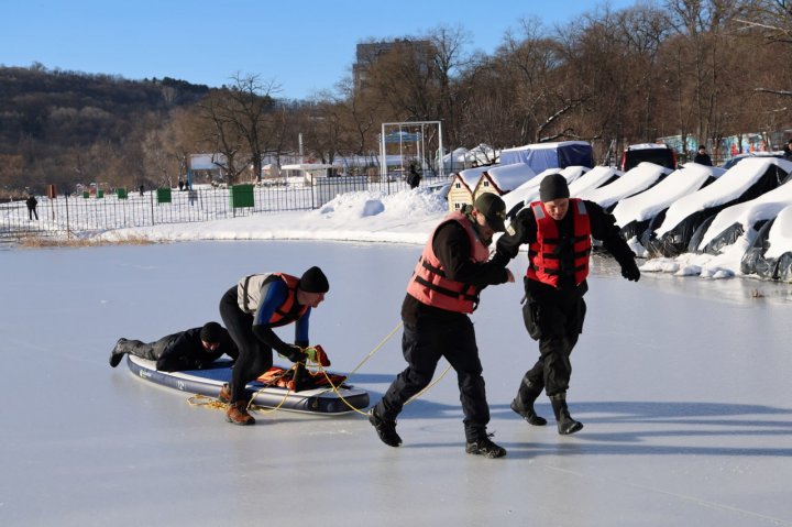 Reguli de SECURITATE pe apă în perioada rece a anului. Vezi ce SFATURI dau salvatorii pentru a PREVENI tragediile (FOTO)