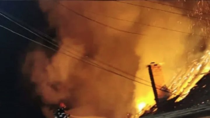 VIDEO NECAZ într-o familie din Căușeni, după ce un cablu de electricitate care conecta casa cu pilonul electric ar fi explodat