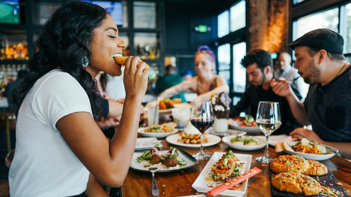 Cum se împarte nota la restaurant într-un grup de prieteni, egal sau separat? „Este foarte nepoliticos”