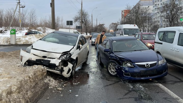 Accident în Capitală. Două maşini s-au lovit violent în sectorul Botanica