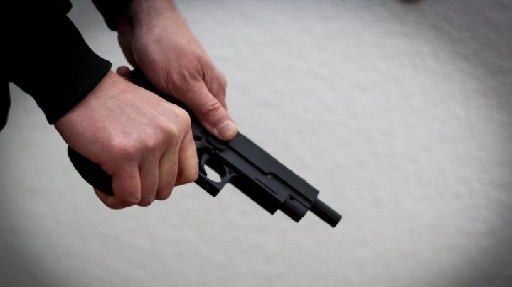 SCANDAL în Italia, după ce un deputat s-a lăudat cu un pistol care s-a descărcat și a rănit un bărbat de Revelion  