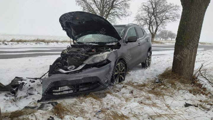 Accident GRAV pe un traseu din țară. Un automobil s-a izbit VIOLENT într-un copac (FOTO)