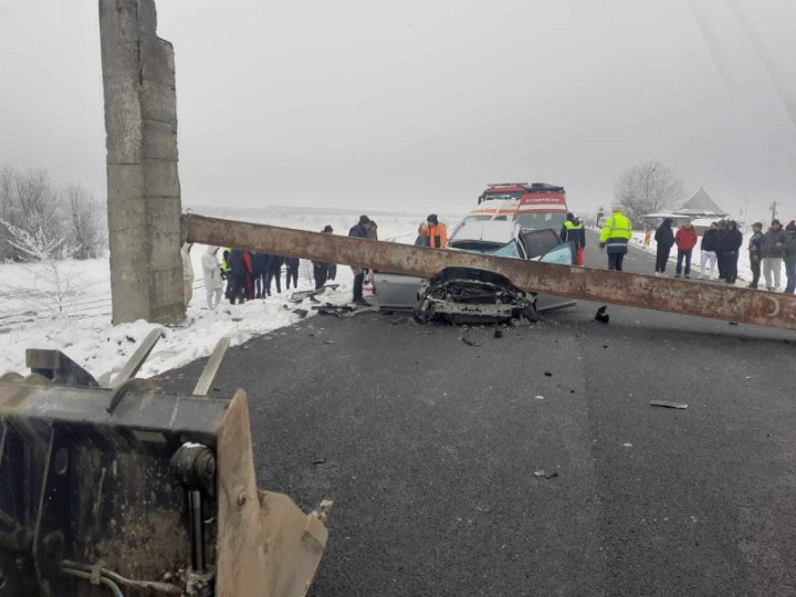 (FOTO/VIDEO) Accident de GROAZĂ în România. O femeie a murit strivită într-o mașină peste care a căzut o grindă metalică ruptă de un TIR. Două persoane, transportate la spital 