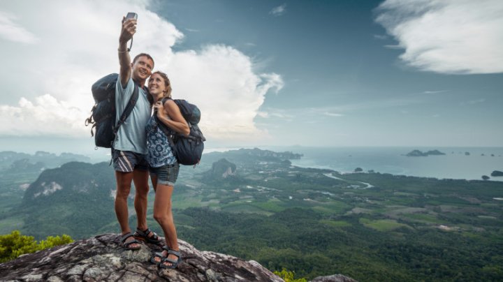 Selfie-urile sunt mai periculoase decât rechinii! Unele țări au luat măsuri pentru a-i salva pe turiștii care își riscă viața pentru poze  