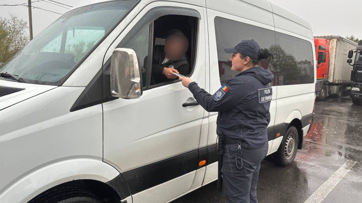 Un microbuz de rută, ce transporta pasageri, circula cu licență falsă. Ce explicaţii a avut şoferul