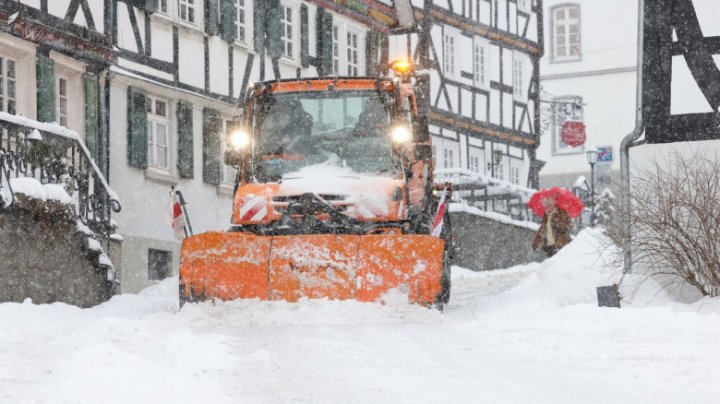 Nordul și vestul Europei, LOVIT de un val de aer polar. Sute de zboruri au fost anulate din cauza ninsorilor abundente și a poleiului (FOTO)