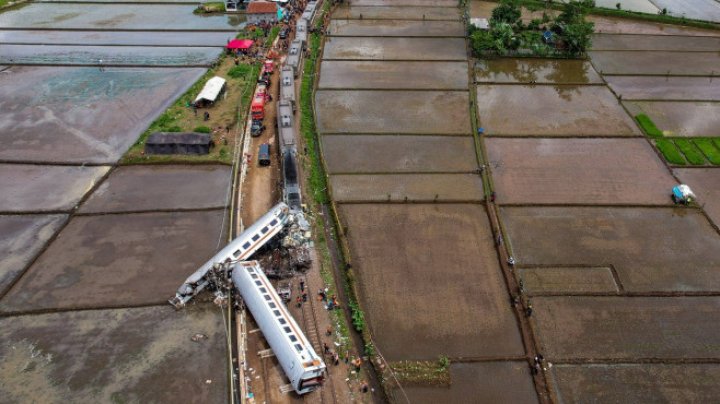 TRAGEDIE în Indonezia. Două trenuri cu aproape 480 de pasageri s-au lovit GRAV. Sunt morţi şi răniţi (FOTO)