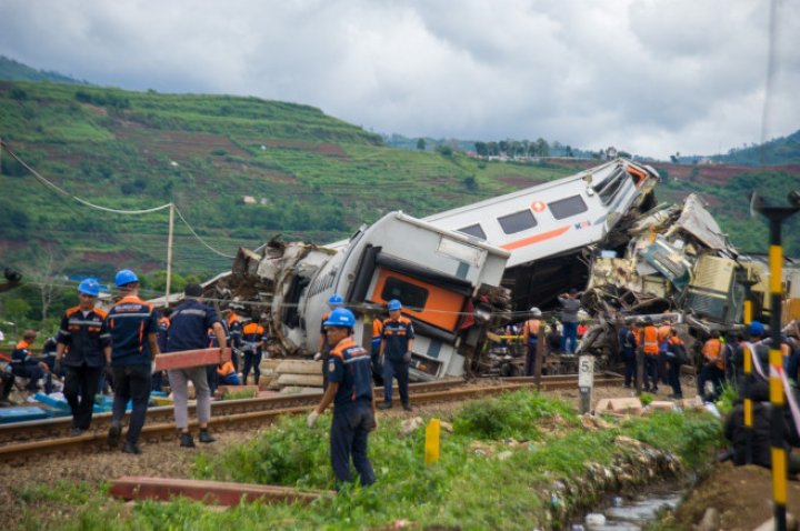 TRAGEDIE în Indonezia. Două trenuri cu aproape 480 de pasageri s-au lovit GRAV. Sunt morţi şi răniţi (FOTO)