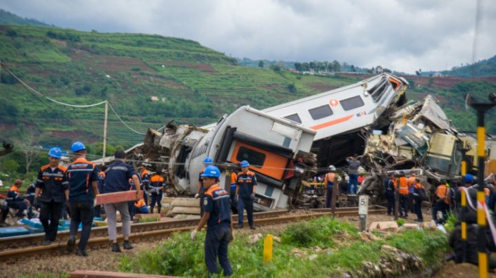 TRAGEDIE în Indonezia. Două trenuri cu aproape 480 de pasageri s-au lovit GRAV. Sunt morţi şi răniţi (FOTO)