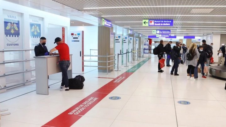 Deconspirat pe Aeroportul Chişinău. Descoperirea făcută în bagajul unui tânăr, care a selectat coridorul nimic de declarat