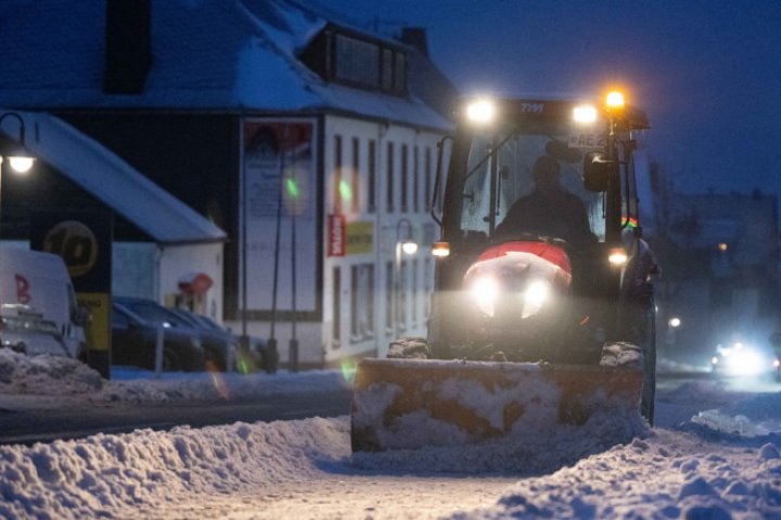 Nordul și vestul Europei, LOVIT de un val de aer polar. Sute de zboruri au fost anulate din cauza ninsorilor abundente și a poleiului (FOTO)