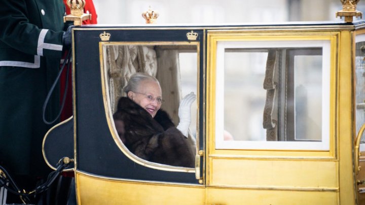 Regina Margrethe a Danemarcei a mers ultima oară cu caleașca înainte de a abdica. Oamenii s-au adunat să o salute în ciuda gerului (FOTO)