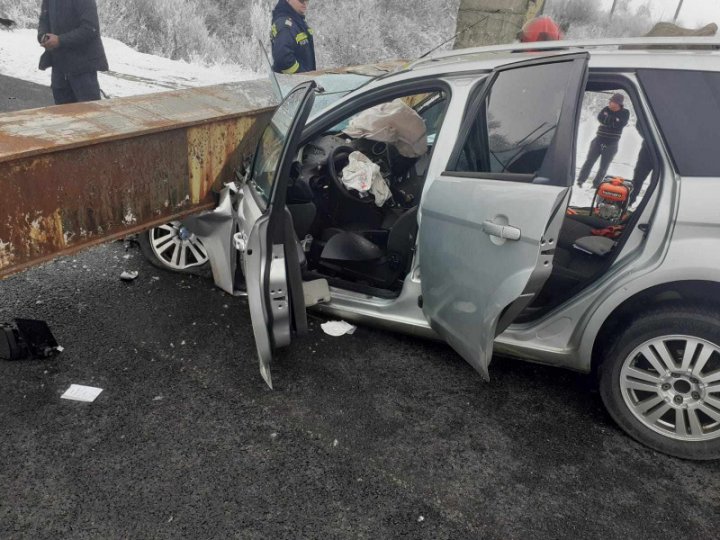 (FOTO/VIDEO) Accident de GROAZĂ în România. O femeie a murit strivită într-o mașină peste care a căzut o grindă metalică ruptă de un TIR. Două persoane, transportate la spital 