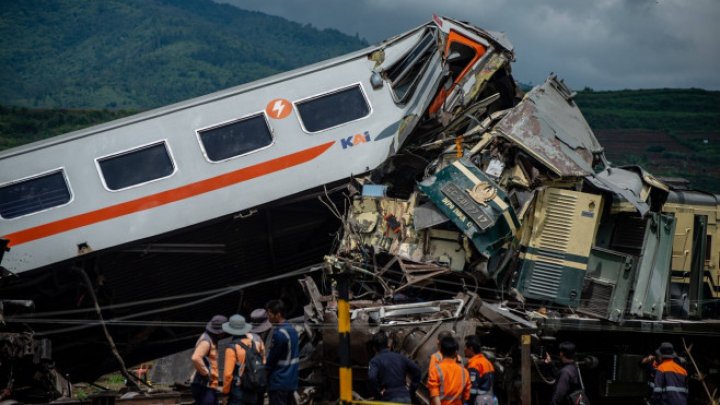 TRAGEDIE în Indonezia. Două trenuri cu aproape 480 de pasageri s-au lovit GRAV. Sunt morţi şi răniţi (FOTO)