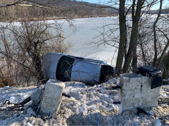 (FOTO) Un tânăr de 22 de ani, la un pas de tragedie. A pierdut controlul asupra volanului şi a zburat cu maşina pe malul unui râu