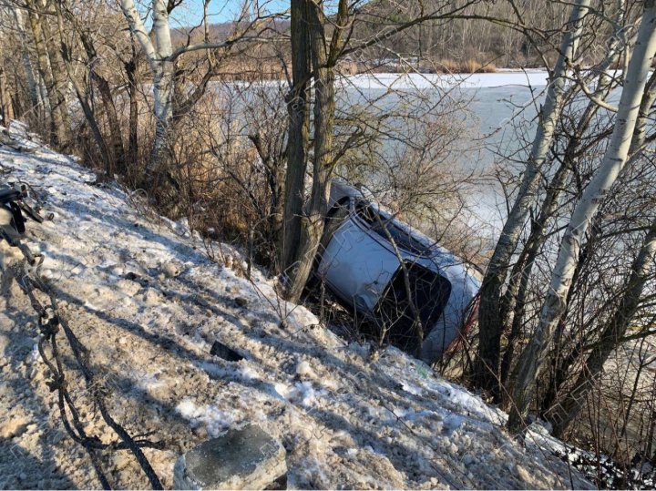 (FOTO) Un tânăr de 22 de ani, la un pas de tragedie. A pierdut controlul asupra volanului şi a zburat cu maşina pe malul unui râu