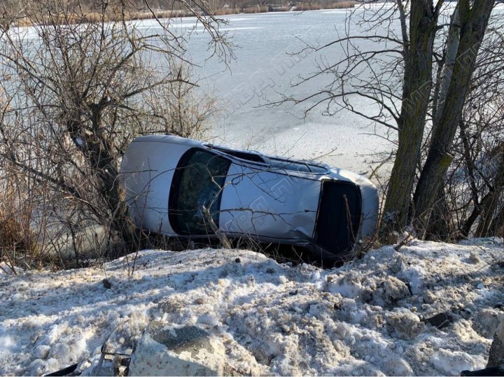 (FOTO) Un tânăr de 22 de ani, la un pas de tragedie. A pierdut controlul asupra volanului şi a zburat cu maşina pe malul unui râu