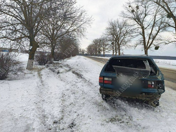 (FOTO)Un bărbat a fost la un pas de moarte, după ce a ajuns cu maşina într-un copac. Avea o alcoolemie de 1, 035 la mie