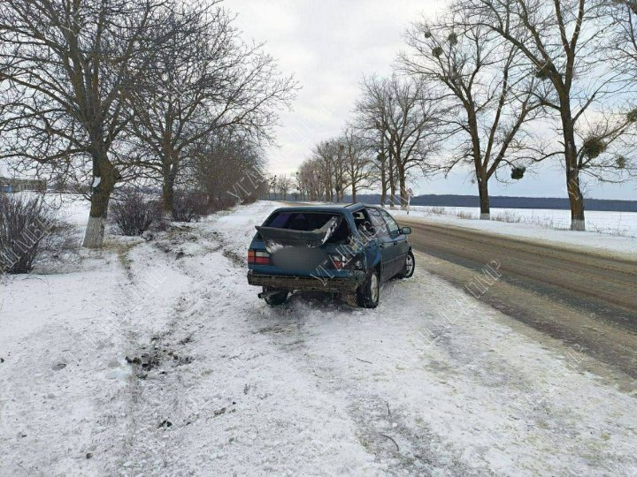 (FOTO)Un bărbat a fost la un pas de moarte, după ce a ajuns cu maşina într-un copac. Avea o alcoolemie de 1, 035 la mie