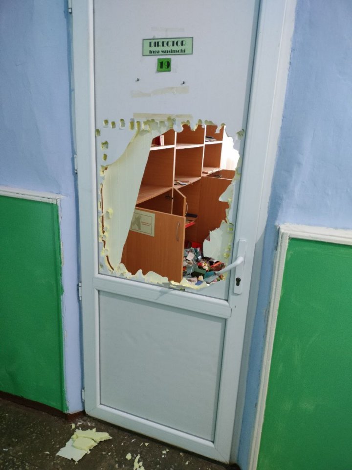 Gimnaziul Soltăneşti din raionul Nisporeni a fost vandalizat. Un adolescent de 16 ani, cercetat în stare de libertate FOTO