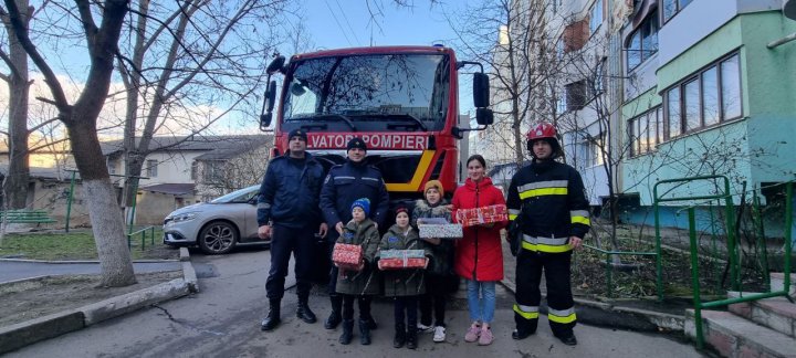 Salvatori și pompieri din Bălți au felicitat familiile numeroase și le-au oferit cadouri (FOTO)