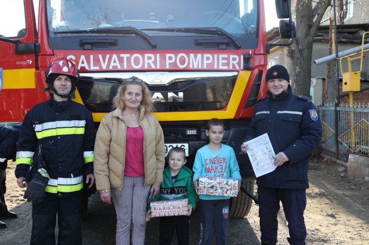 Salvatori și pompieri din Bălți au felicitat familiile numeroase și le-au oferit cadouri (FOTO)