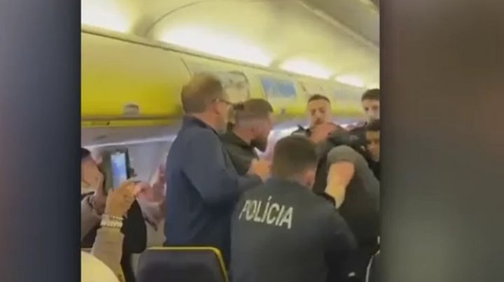 Mai mulți bărbați beți au terorizat pasagerii într-un avion. Aeronava a aterizat de urgență pentru intervenția poliției