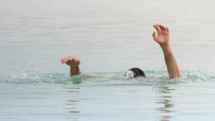 Durere nemărginită într-o familie din Capitală. Un copil A MURIT după ce s-a prăbușit sub gheața lacului din parcul "La Izvor"