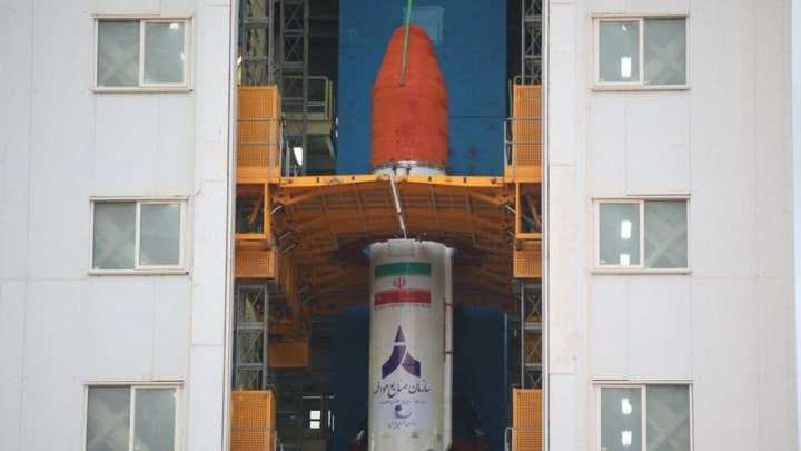 Iranul a lansat pentru prima dată simultan trei sateliţi