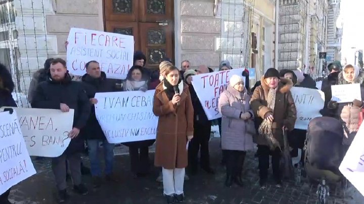 PAS, protest la primăria Chișinău: Ceban, ia mâna de pe serviciul de asistență personală. Edilul: Să le dați instrucțiuni cum se ține o lopată în mână